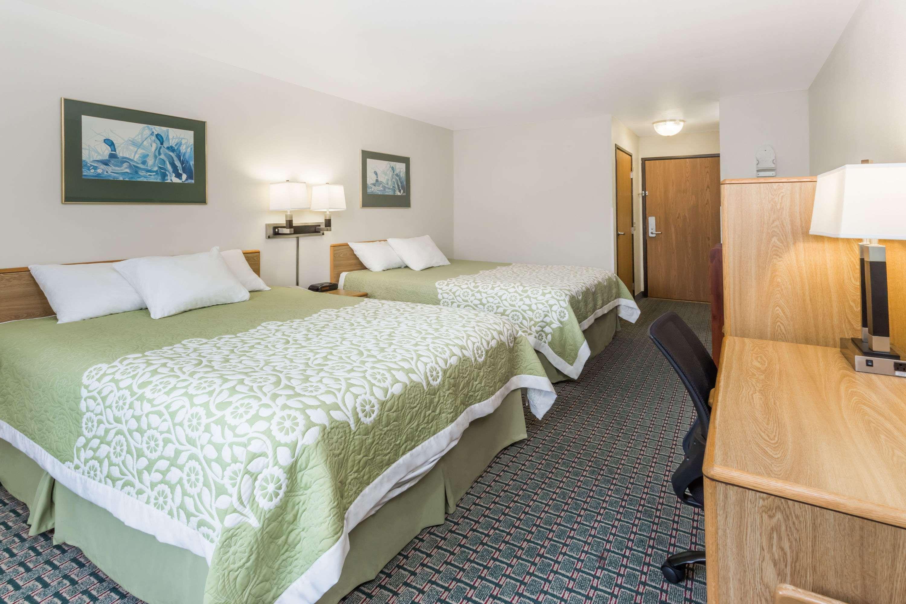 Days Inn By Wyndham Stoughton Wi. Eksteriør billede