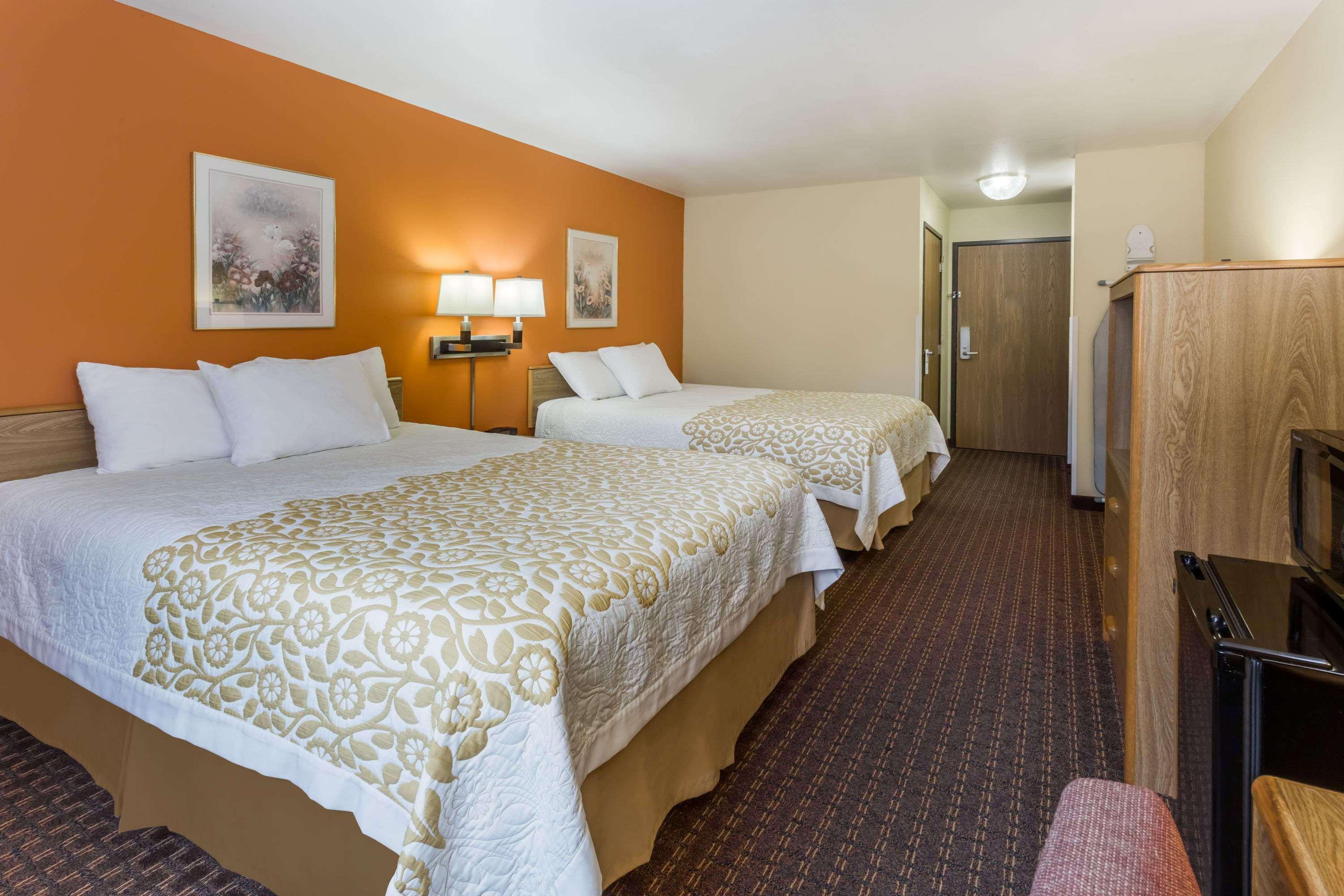 Days Inn By Wyndham Stoughton Wi. Eksteriør billede
