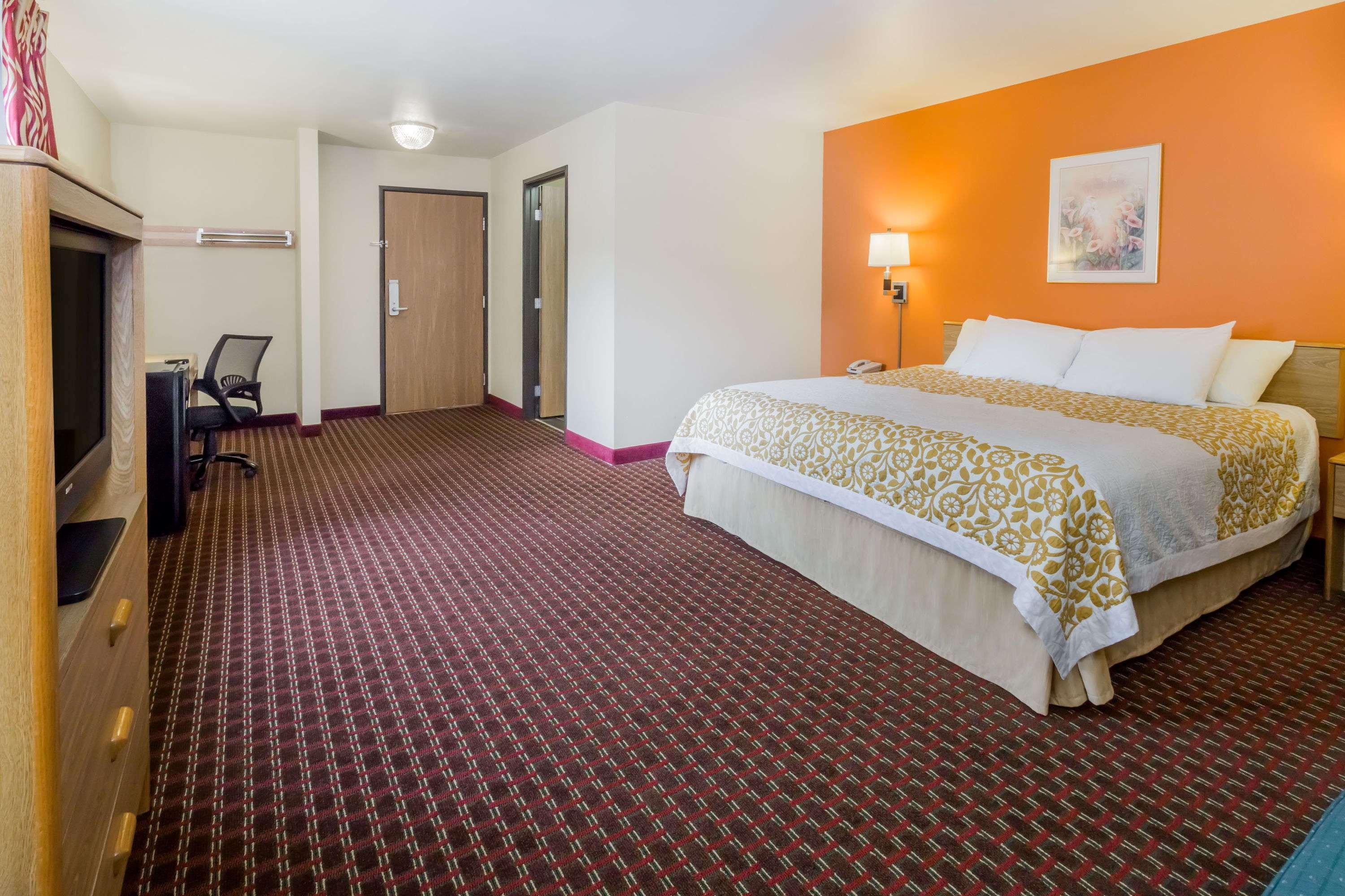 Days Inn By Wyndham Stoughton Wi. Eksteriør billede