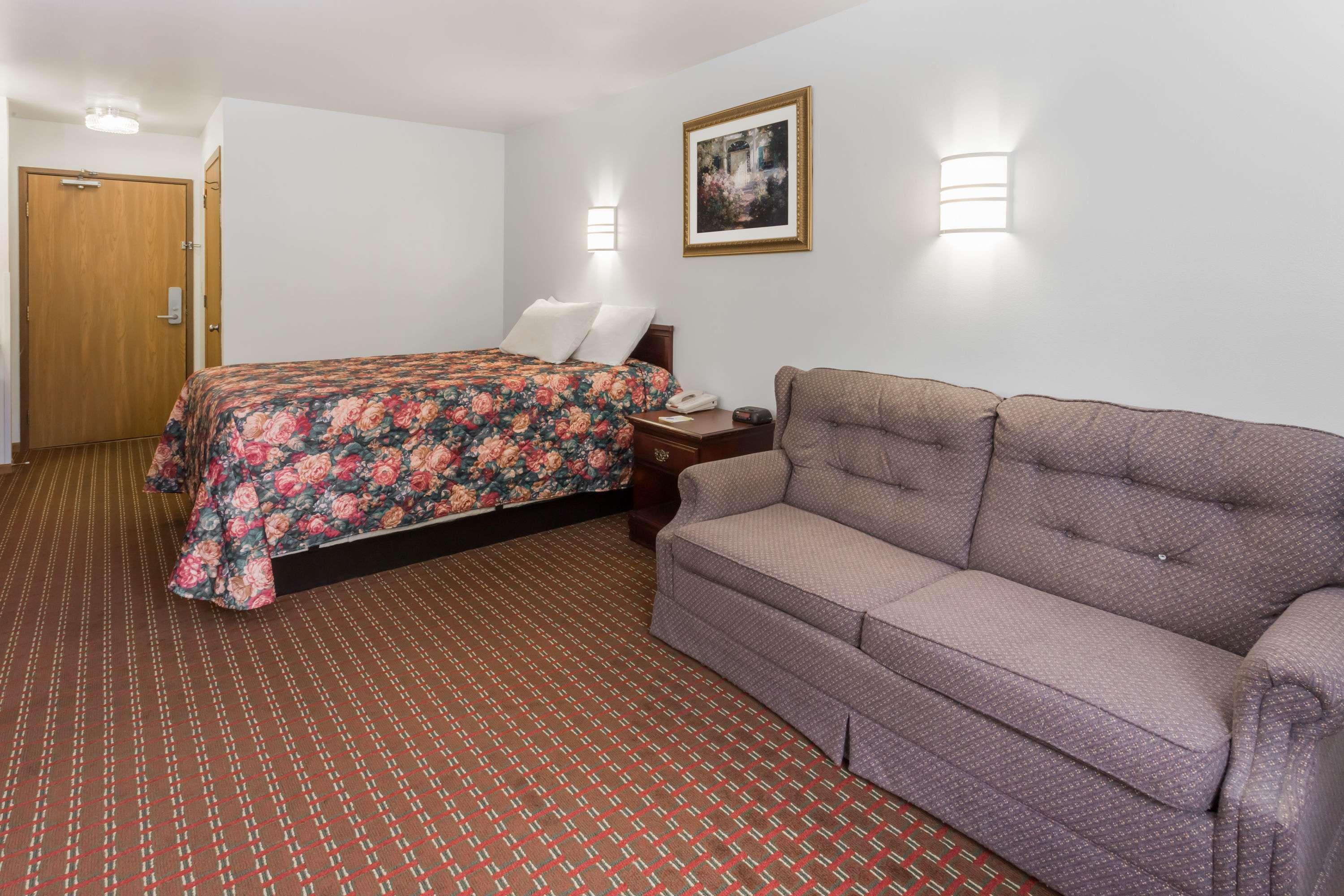 Days Inn By Wyndham Stoughton Wi. Eksteriør billede