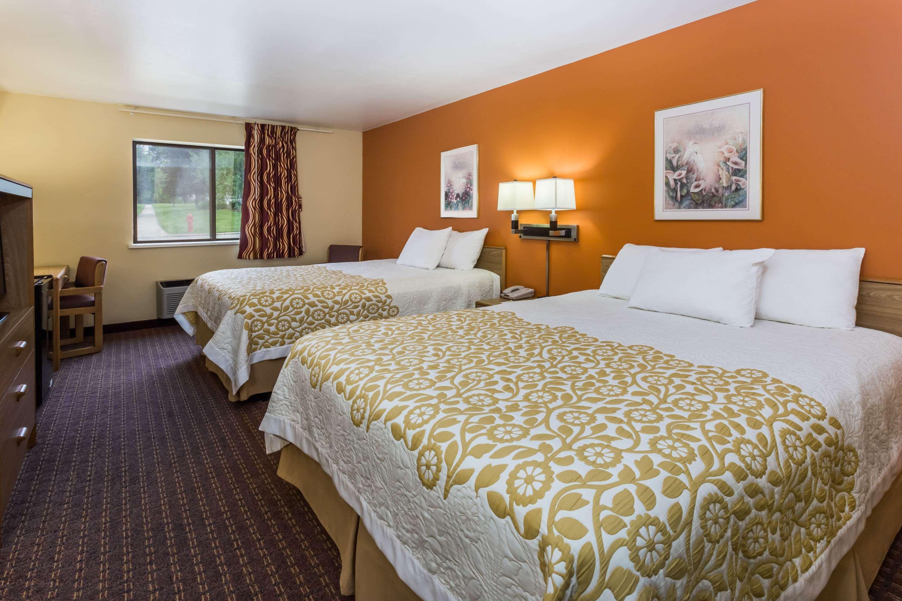 Days Inn By Wyndham Stoughton Wi. Eksteriør billede