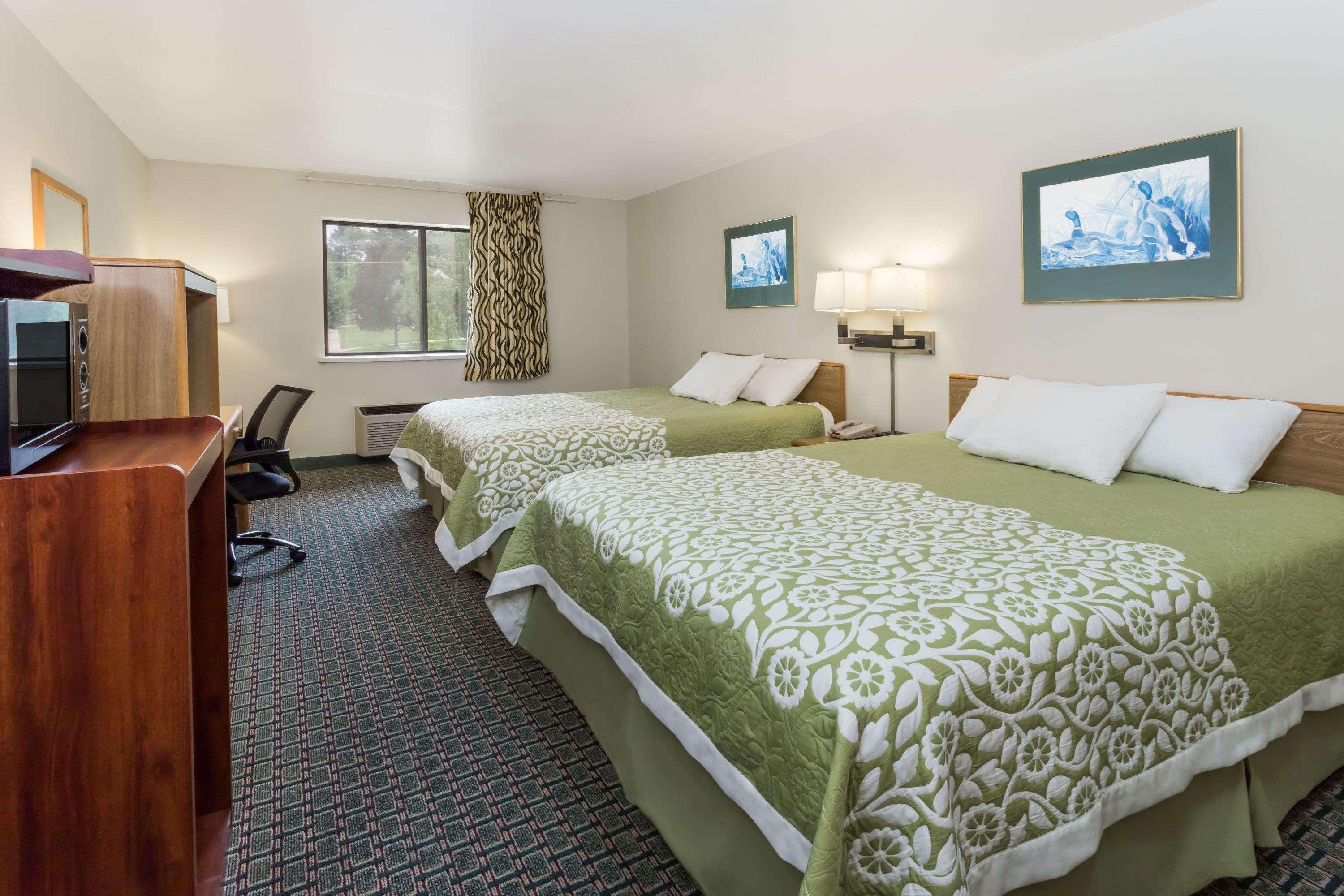 Days Inn By Wyndham Stoughton Wi. Eksteriør billede